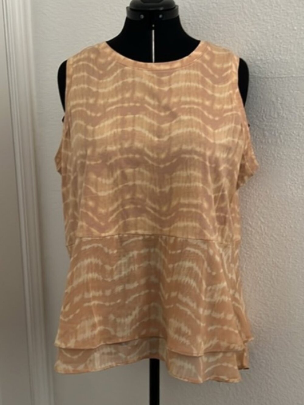 2 Vera Wang lightweight tanks with one Vera Wang lightweight cardigan - Picture 4 of 9